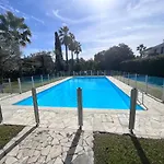 Climatise Avec Terrasse, Vue Jardin Et Piscine Apartment *