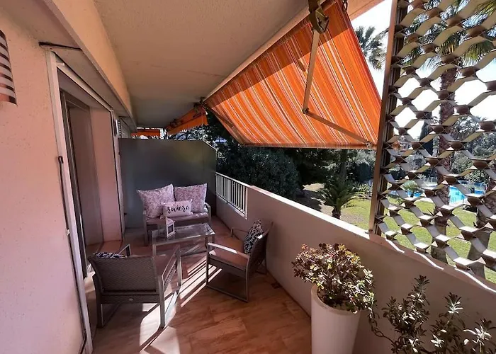 Climatise Avec Terrasse, Vue Jardin Et Piscine * Antibes