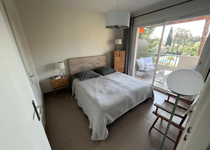 Climatise Avec Terrasse, Vue Jardin Et Piscine Lejlighed Antibes